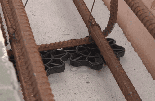 Арматура укладывается на специальные звездочки