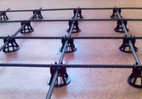 Укладываем армирующую сетку на подставки