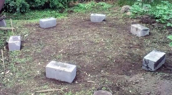 Укладываем бетонные блоки под основание беседки