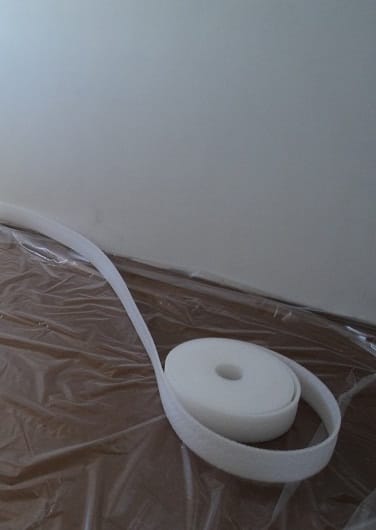 Укладываем демпферную ленту для стяжки пола