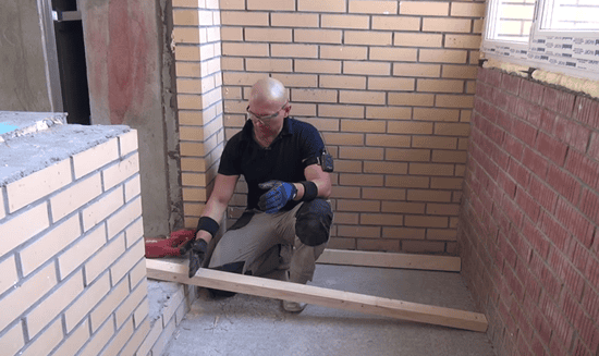 Укладываем лаги на балконе