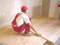 Укладываем листы фанеры на Лаги