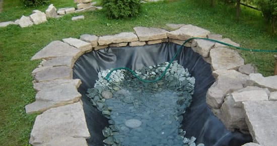 Укладываем на дно бассейна щебенку