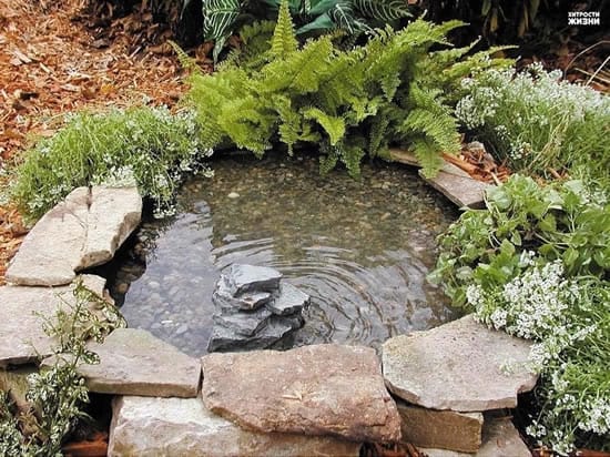 Укладываем на дно щебень и наслаждаемся классическим дизайном декоративного пруда