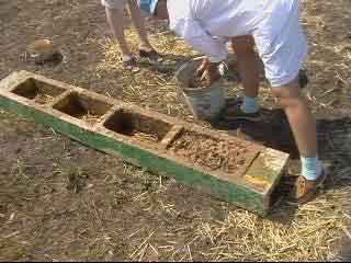 Укладываем нашу смесь в формы для создания кирпича