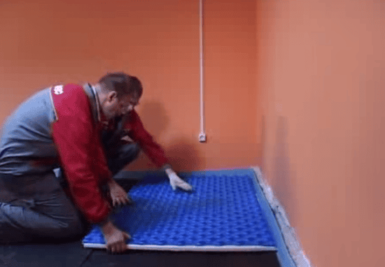 Укладываем пенополистироловые плиты