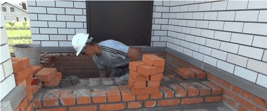 Укладываем последний ряд ступеней,