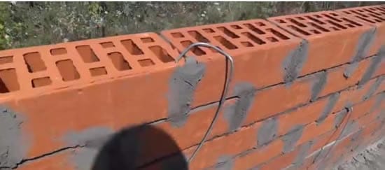 Укладываем проволоку по всей длинне нашего здания