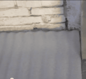 Укладываем рулонную подложку на очищенную поверхность