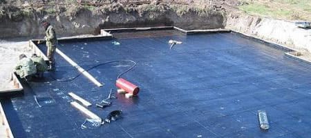 Укладываем слой рулонной гидроизоляции