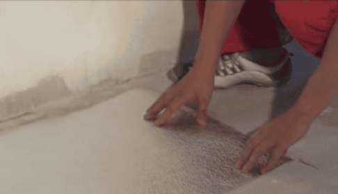 Укладываем слой теплоизоляции на поверхности пола