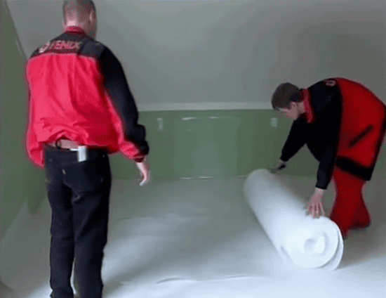 Укладываем тепловую изоляцию на пол