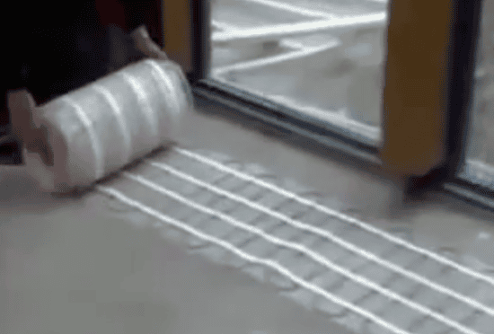 Укладываем теплый маты на пол в бане