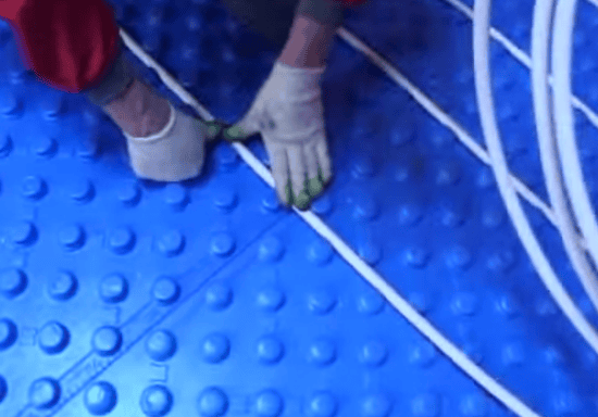 Укладываем трубы водяного теплого пола