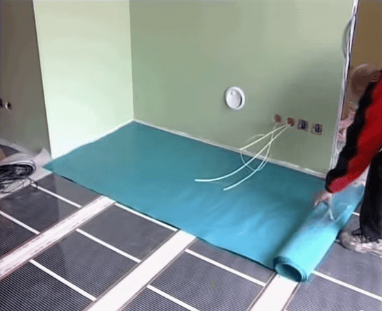 Укладываем защитный слой поверх теплого пленочного пола