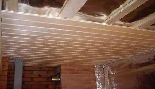 Укладывают листы пароизоляции пропитывают антисептиком и укладывают вагонку