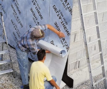 Укладывают материал с самоклеящимся слоем на фундамент