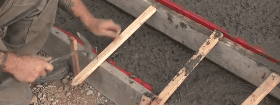 Укрепляем опалубку с помощью горизонтальных досок 