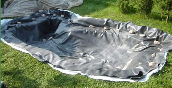 Усталаем на дно ямы резину или другой водонипроницаемый материал