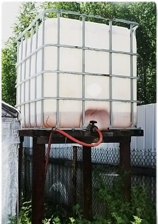 Устанавливаем бак и подключаем в системе водоснабжения