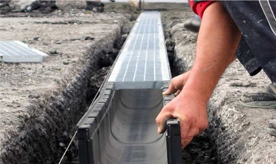 Устанавливаем лотки для ливневой канализации