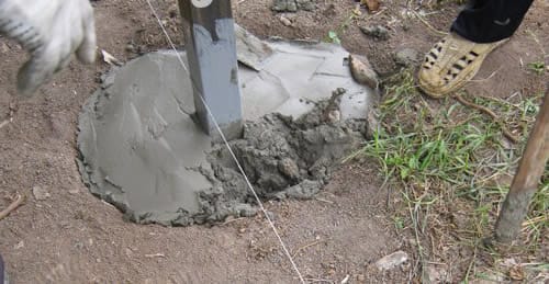 Устанавливаем опорные столбы для калитки