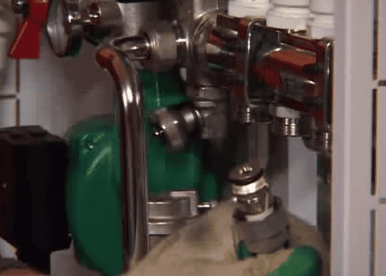 Установите обжимной соединитель на торец трубы