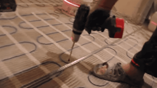 Установка маяков для выравнивания пола