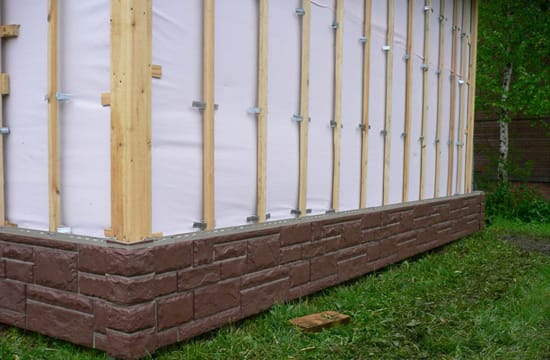 Установка направляющих перед установкой отливов