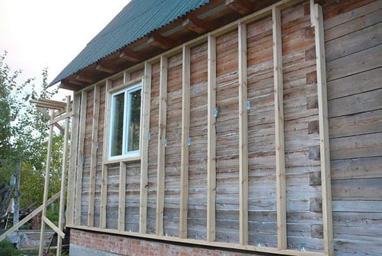 Установка обрешетки на деревянный дом