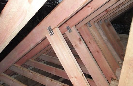 Установка подкосов для крыши