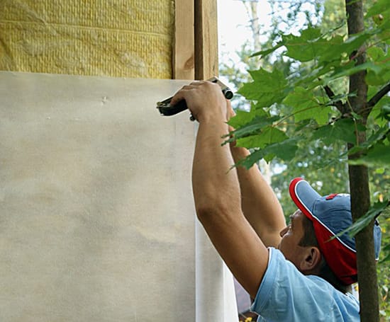 Установка поверх утеплителя гидроветрозащитной мембранной пленки