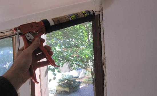 Утепляем окно с помощью монтажной пены