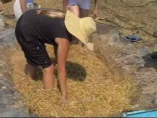 В  готовый раствор добавляем солому