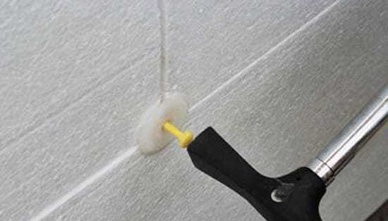 В полистирольную плитку забивают специальный дюпель со шляпкой