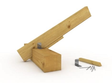 В верхний венец врубают стропильный каркас крыши