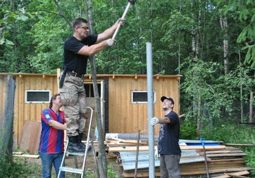 Вбиваем столбы для забора в грунт