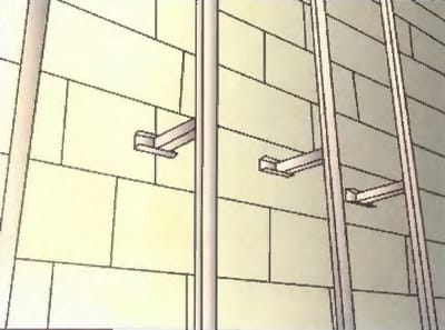 Вертикальная обрешетка на бетонную стену - фото