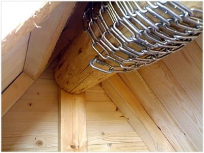 Цепь с ведром закрепленная на вороте