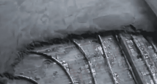 Вот так выглядит край стяжки с демпфирующей лентой.