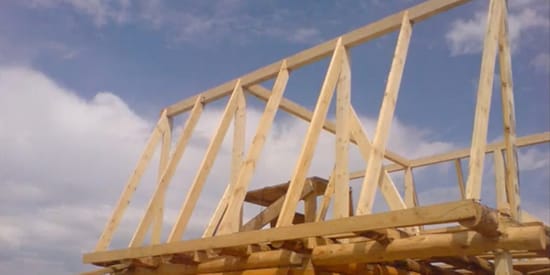 Возведение крыши для бани