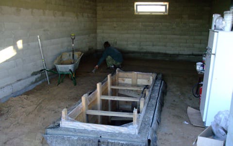 Возведение опалубки для смотровой ямы