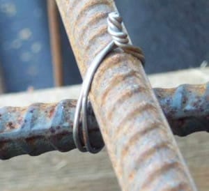 Концы проволоки связываем плоскогубцами