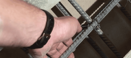 Арматурный каркас перевязывается между собой с помощью обычной проволоки