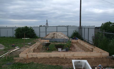 Выкапываем смотровую яму в центре постройки