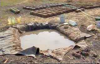 Выкапываем яму для замеса самана