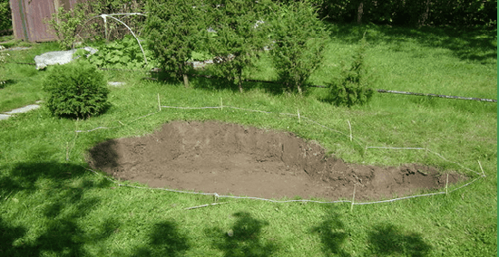 Выкапываем яму по контуру, который отметили на предыдущем шаге