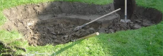 Выкапываем яму вглубь  и делаем края