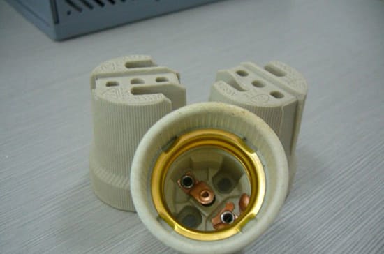 Выкручиваем из люстры патрон