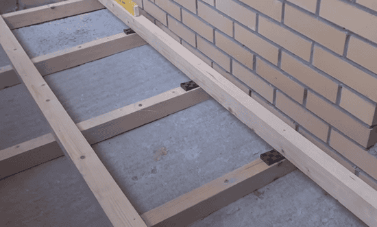 Выравниваем по горизонтали все продольные брусья